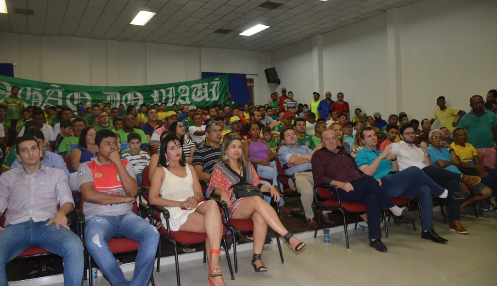 Autoridades e torcedores prestigiam a apresentação do elenco do Picos