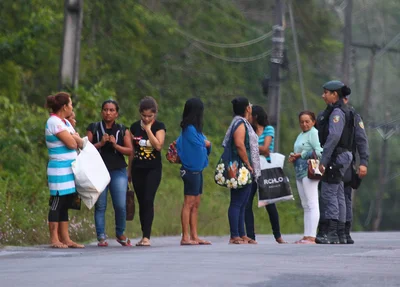 Parentes aguardam informações na entrada do Compaj