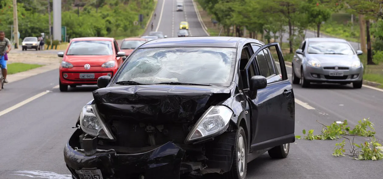 Acidente envolvendo dois carros