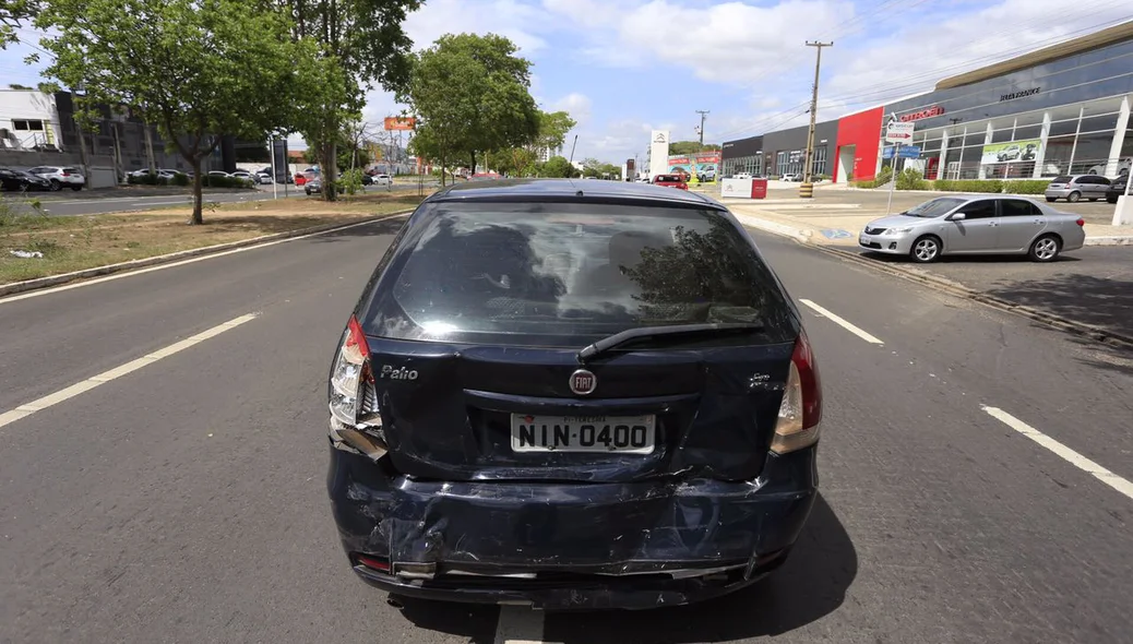 Colisão entre carros na Av. João XXIII