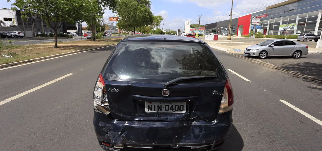 Colisão entre carros na Av. João XXIII