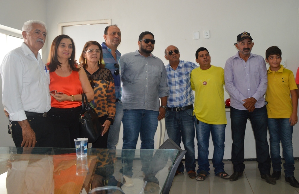 Creusa Nunes posa ao lado de familiares e dos adversários políticos Toinho e Chico de Chicá