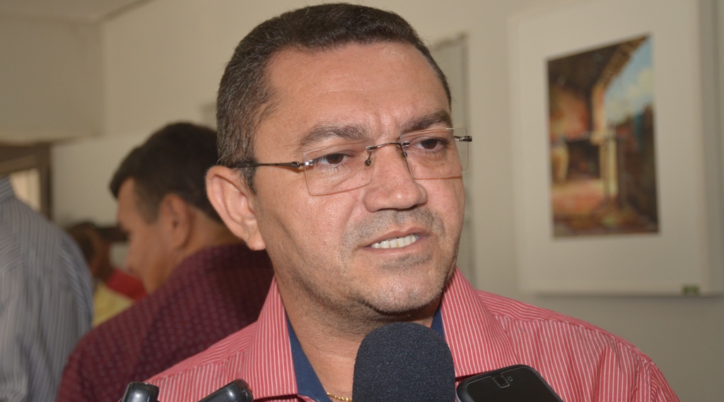 Padre Walmir nega rompimento com Araujinho