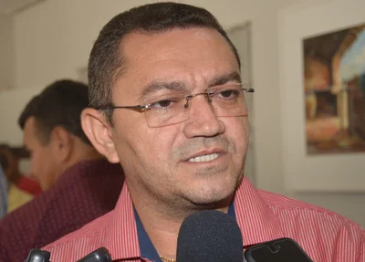 Padre Walmir nega rompimento com Araujinho