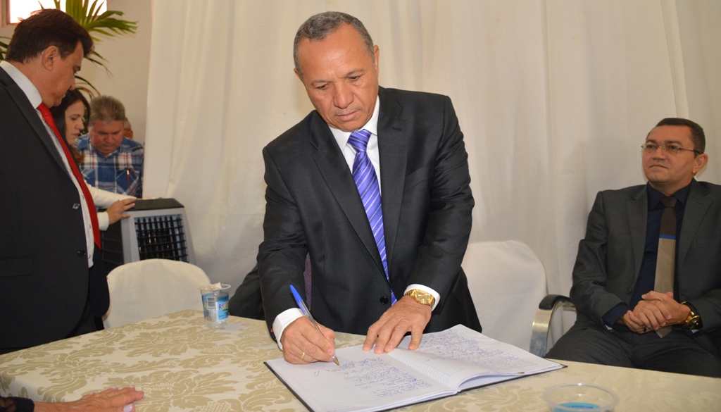 Vice-prefeito Edilson Carvalho assina ata de posse