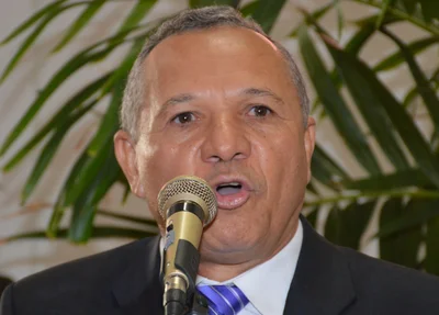 Vice-prefeito Edilson Carvalho faz discurso de candidato