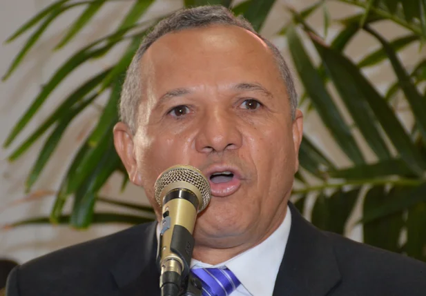 Vice-prefeito Edilson Carvalho faz discurso de candidato