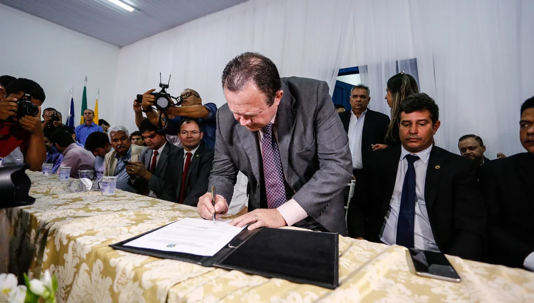 Carlos Brandão assina ordem de início da pavimentação das rodovias BR-226