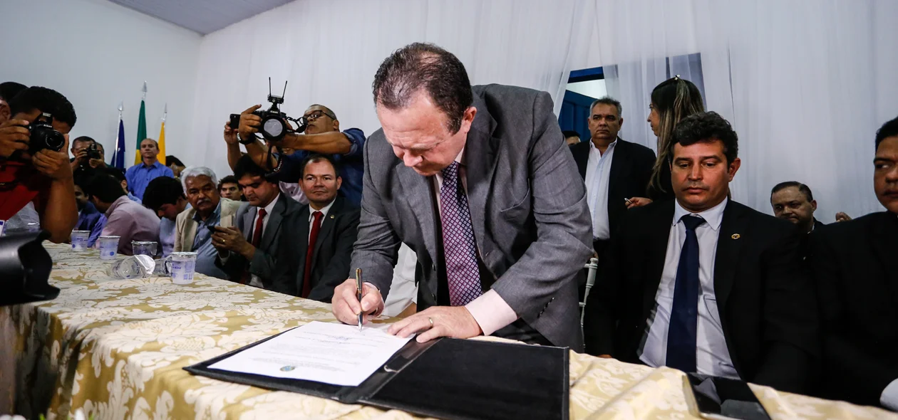 Carlos Brandão assina ordem de início da pavimentação das rodovias BR-226