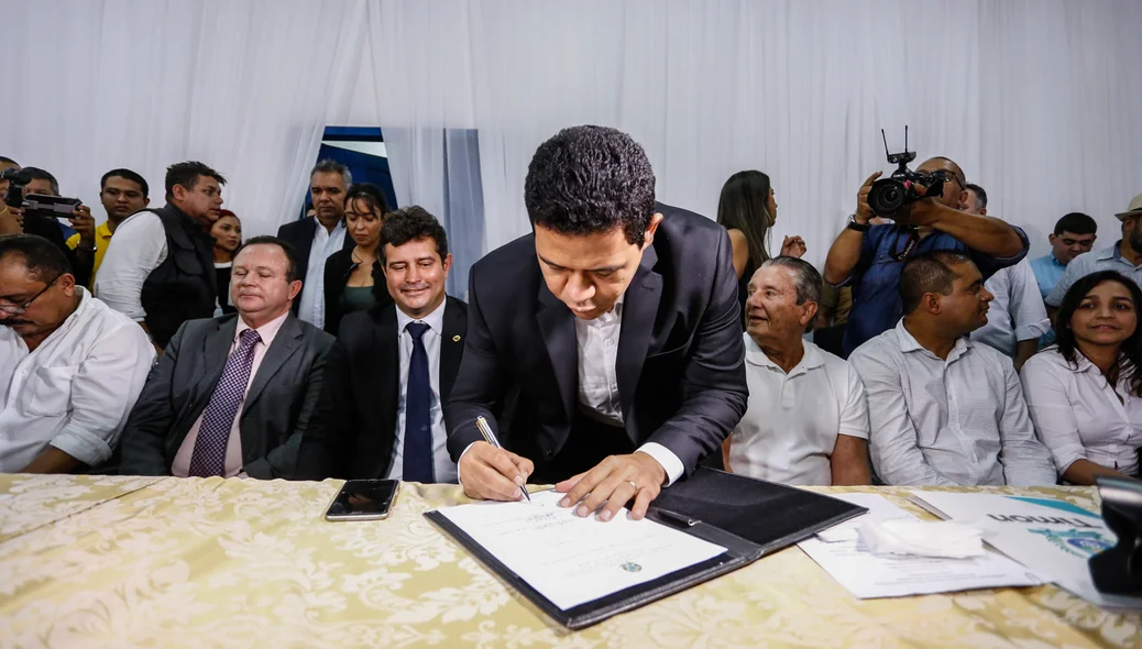 Luciano Leitoa, assina ordem de início da pavimentação da rodovia BR-226