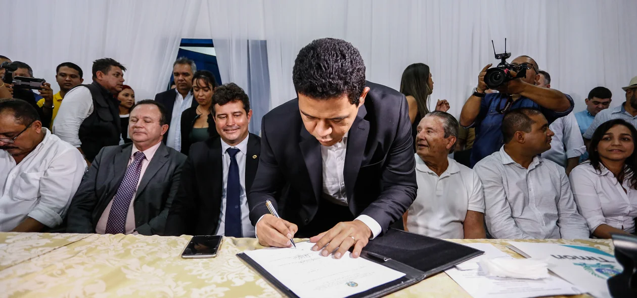 Luciano Leitoa, assina ordem de início da pavimentação da rodovia BR-226