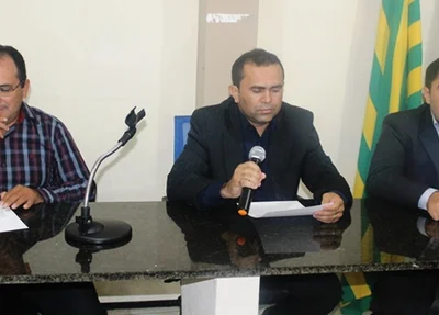 Mesa diretora da Câmara, com o presidente ao centro