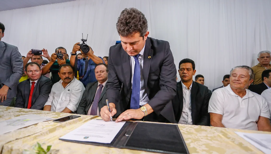 Ministro Maurício Quintella, assina ordem de serviço da BR-226