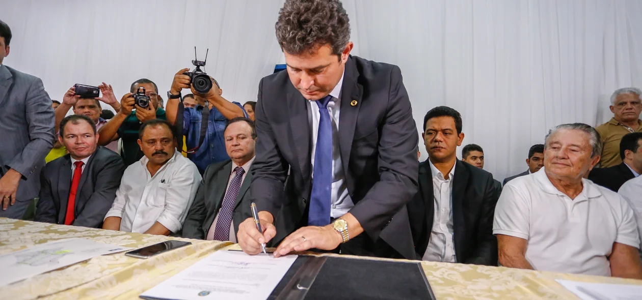 Ministro Maurício Quintella, assina ordem de serviço da BR-226