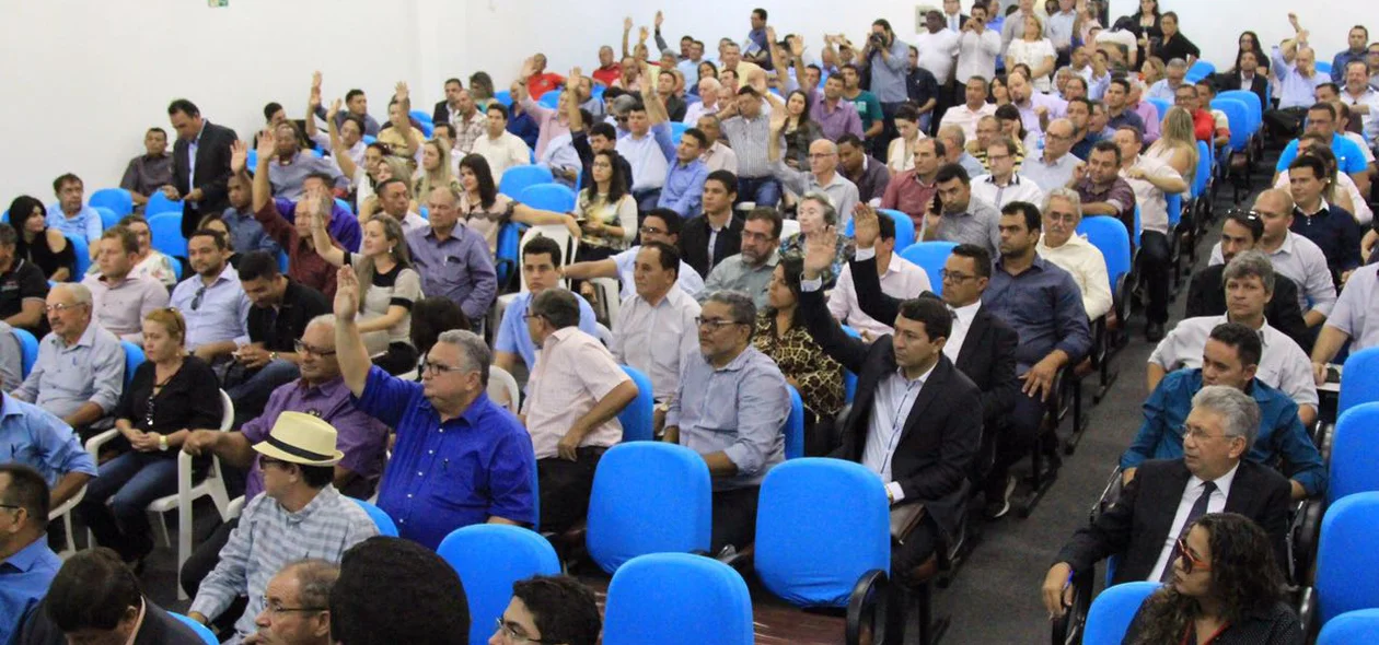 Aclamação do prefeito Gil Carlos na APPM
