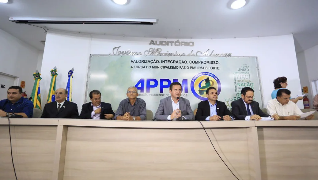 Aclamação do prefeito Gil Carlos 