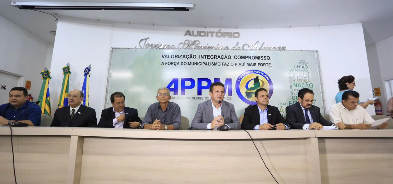 Aclamação do prefeito Gil Carlos 