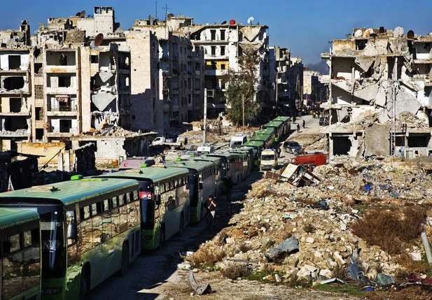 Civis continuam sendo retirados de Aleppo