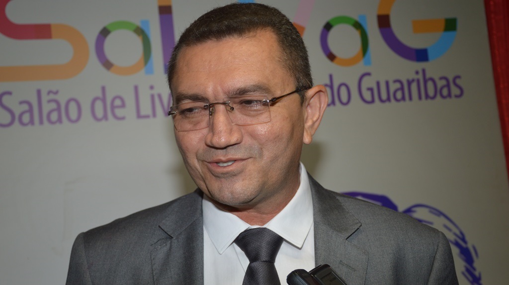 Padre Walmir dá calote em contratados da Educação