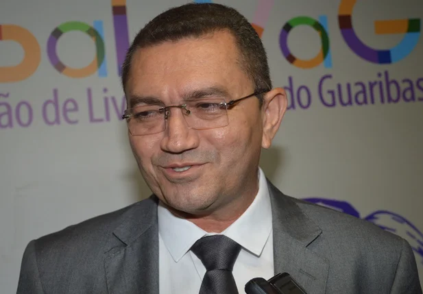 Padre Walmir dá calote em contratados da Educação