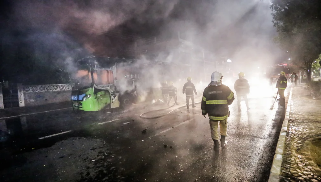 Bombeiros apagam incêndio 