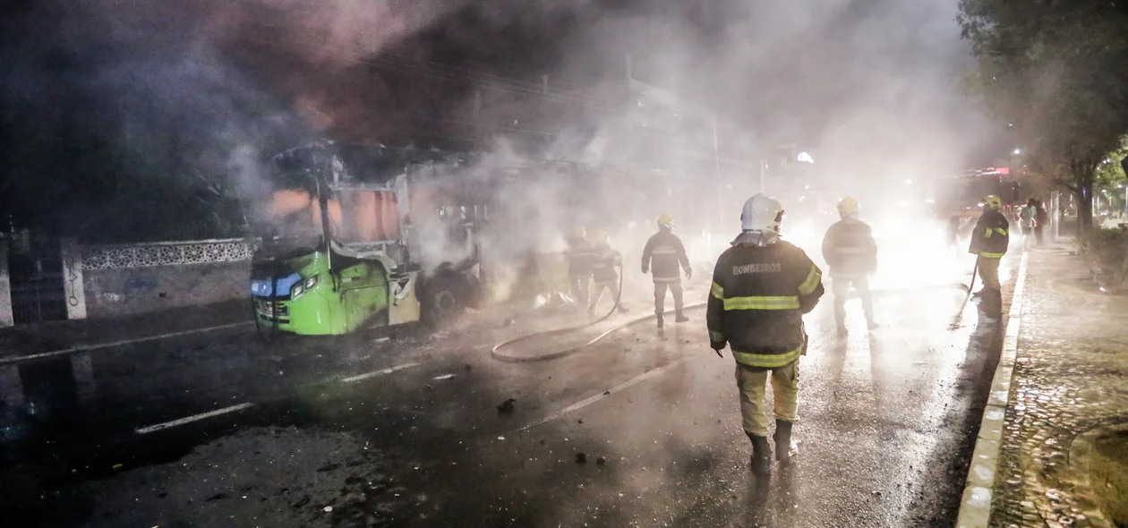 Bombeiros apagam incêndio 