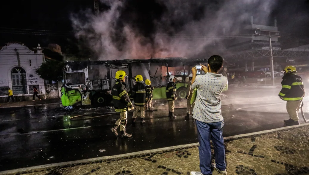 Bombeiros combatendo o fogo
