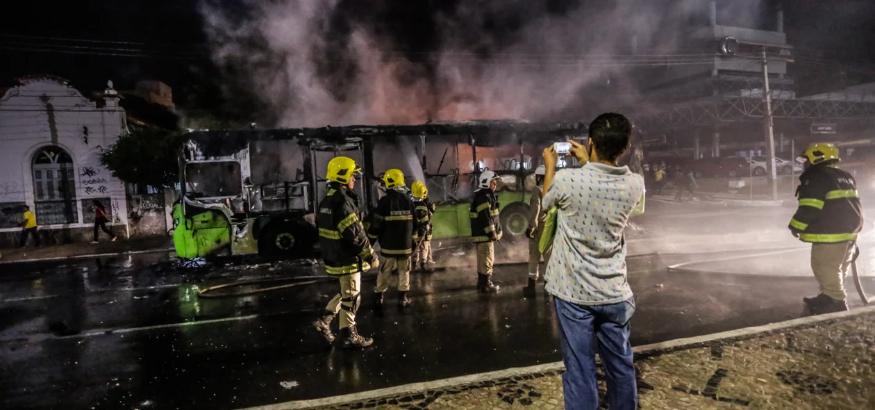 Bombeiros combatendo o fogo