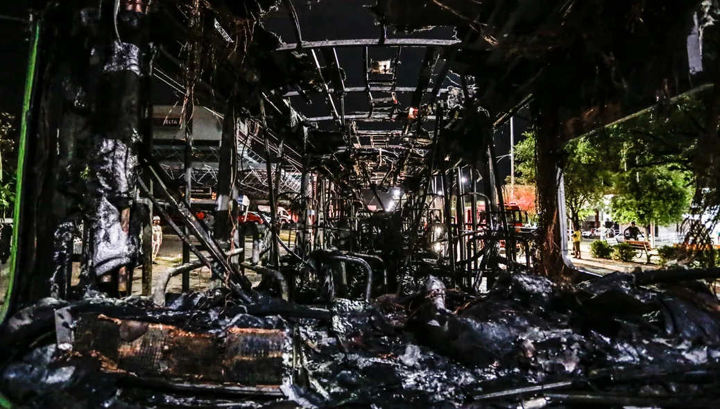 Detalhes do ônibus incendiado  