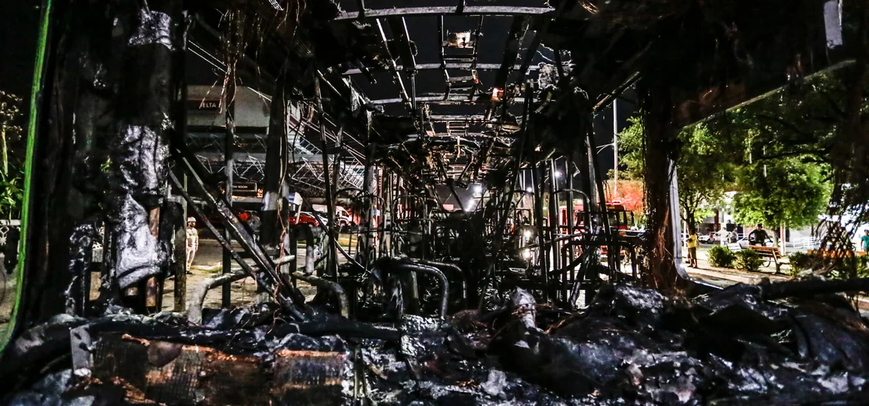 Detalhes do ônibus incendiado  