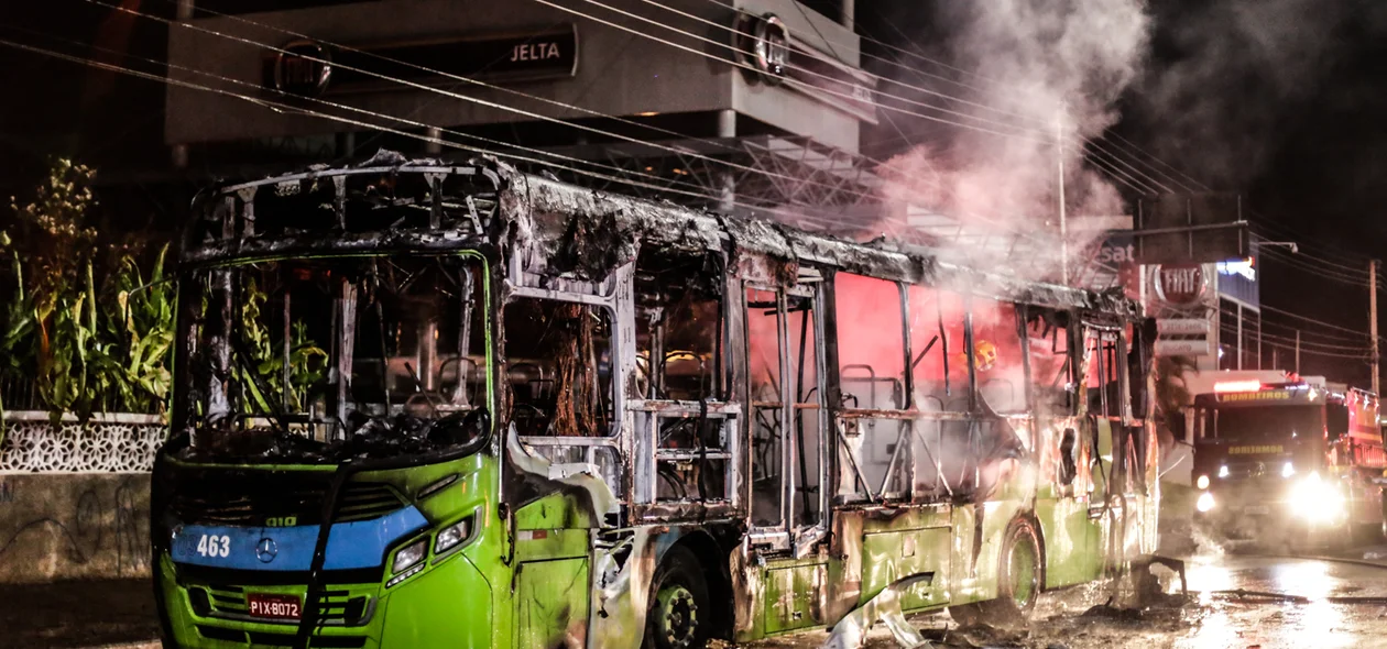 ônibus ficou destruído após incêndio