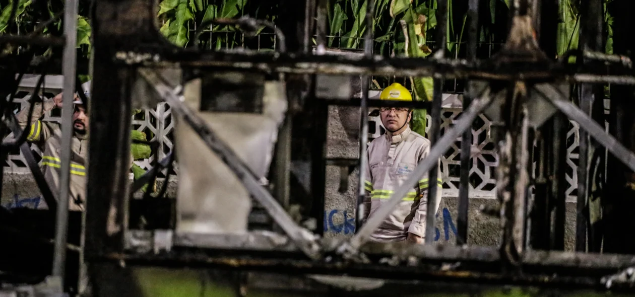 Ônibus ficou destruído  