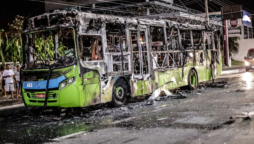 Ônibus ficou destruído 