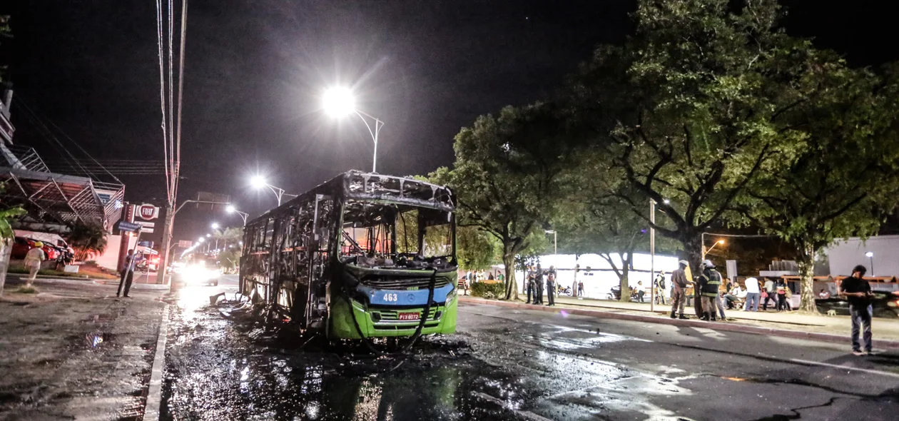 ônibus foi incendiado por manifestantes na avenida Frei Serafim