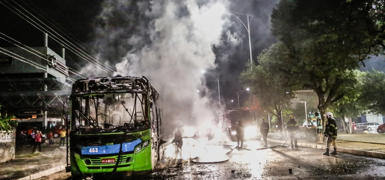 ônibus foi incendiado por manifestantes 