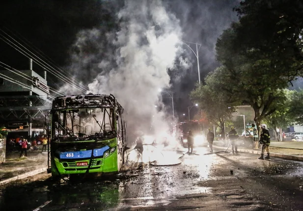 ônibus foi incendiado por manifestantes 