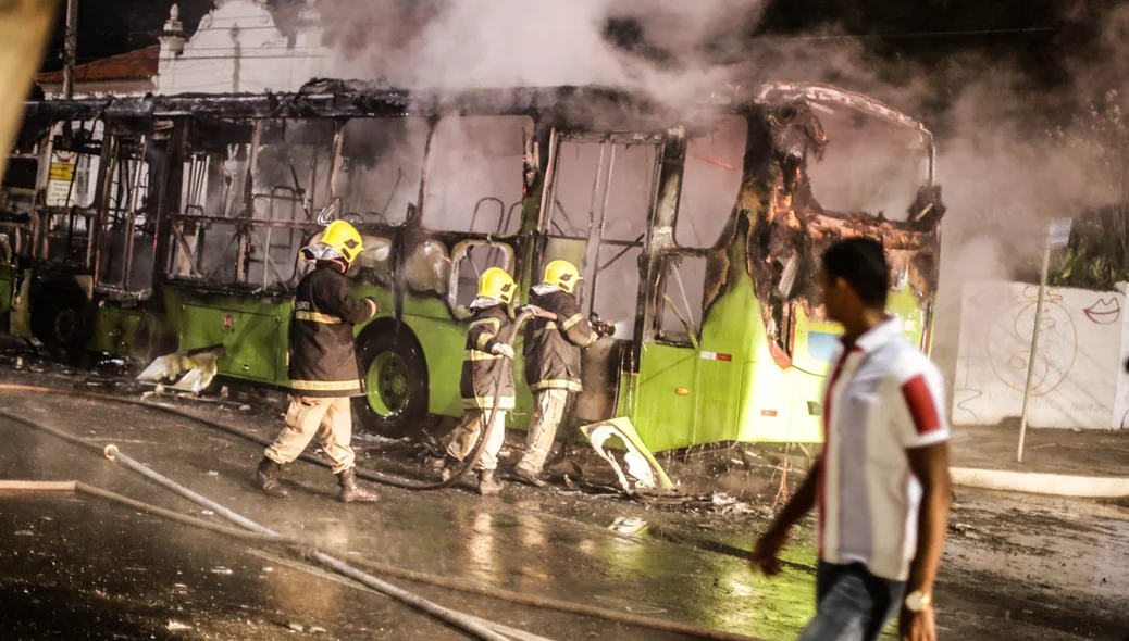Populares acompanhado o trabalho do Corpo de Bombeiros 