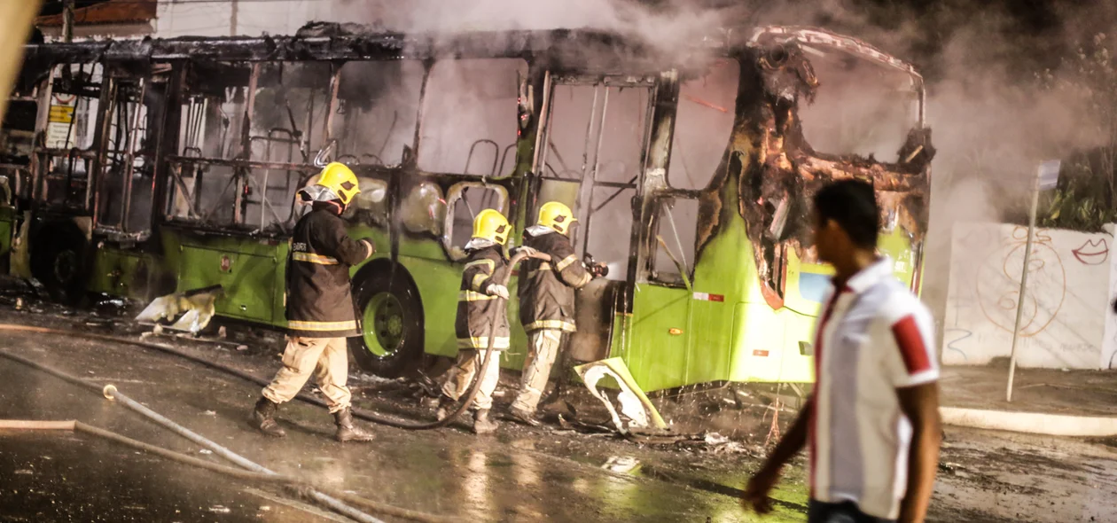 Populares acompanhado o trabalho do Corpo de Bombeiros 