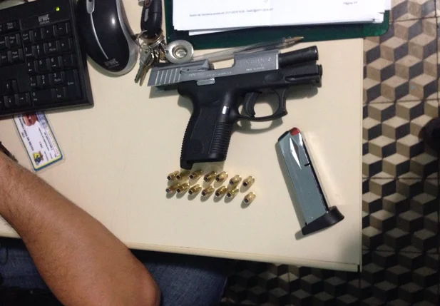 Arma de fogo com 14 munições intactas