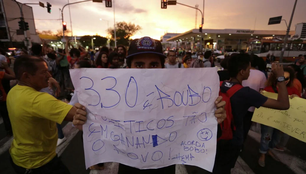 Estudante protesta contra o aumento da passagem de ônibus em Teresina