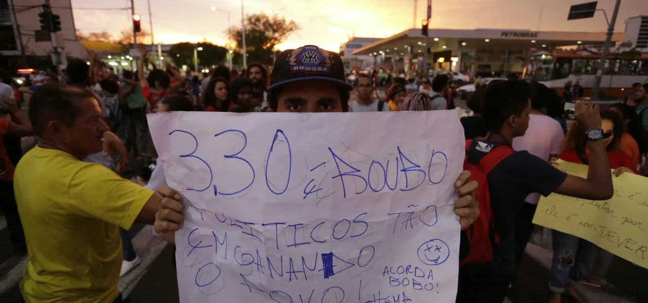 Estudante protesta contra o aumento da passagem de ônibus em Teresina