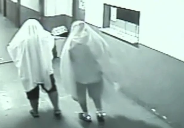 Homens se fantasiaram de fantasmas