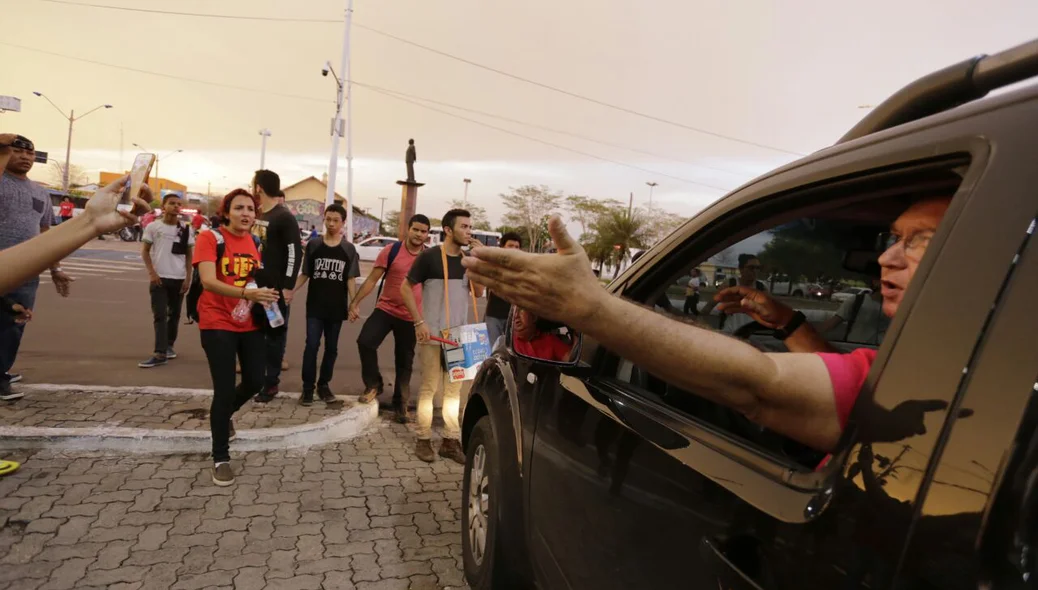 motorista discute com manifestantes