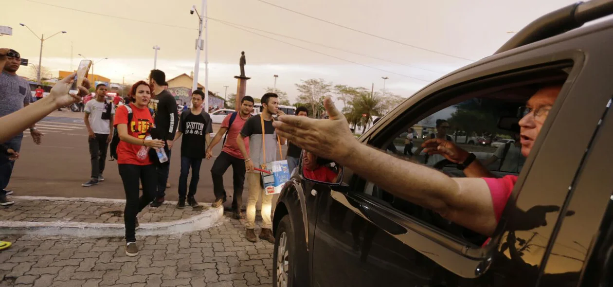 motorista discute com manifestantes