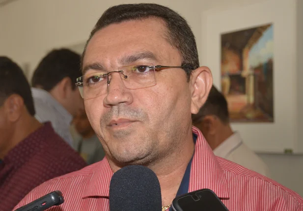 Prefeito de Picos é acusado de abuso de poder econômico 
