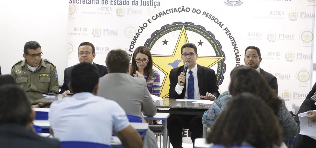 Secretário discute medidas para melhorar sistema prisional