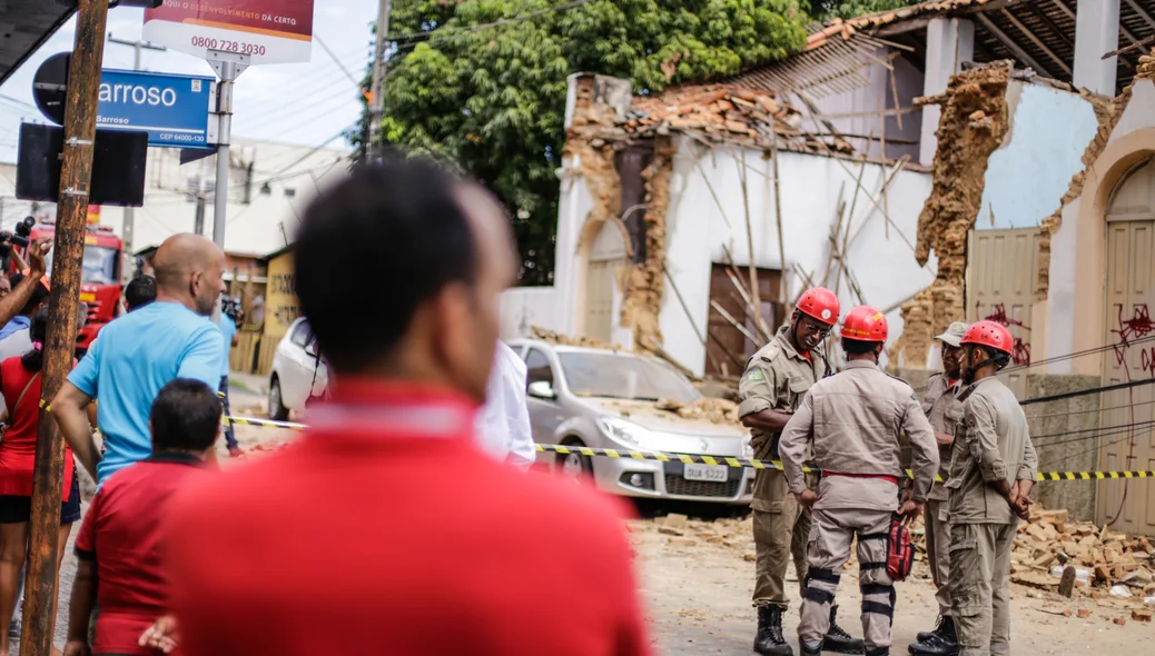 Corpo de Bombeiros interdita local 