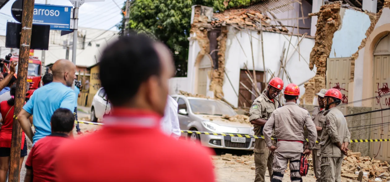 Corpo de Bombeiros interdita local 