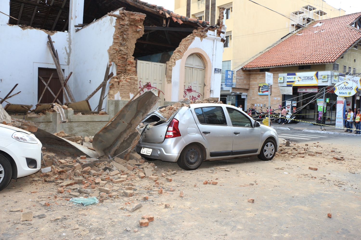 Carro danificado após o desabamento