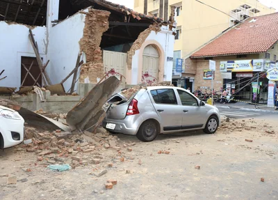 Carro danificado após o desabamento